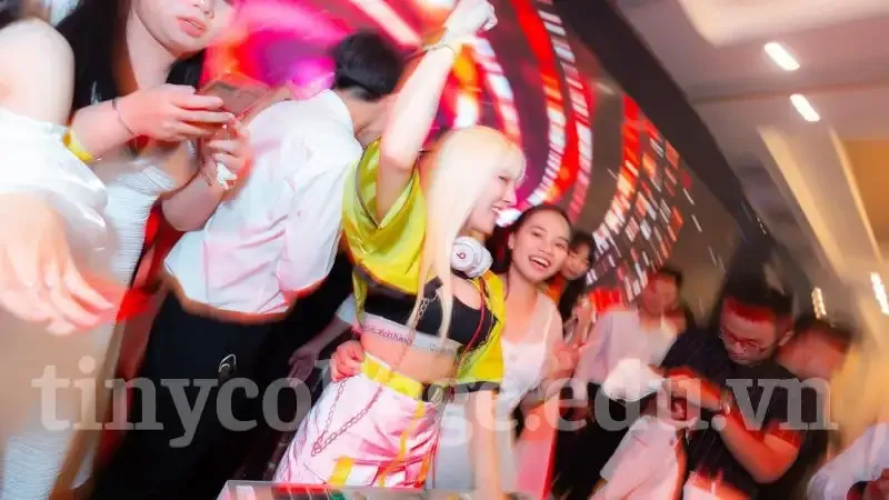 tiểu sử DJ Hyena 2