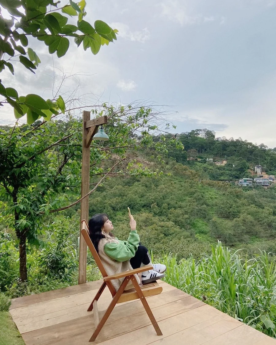 Gái đẹp chụp ảnh với thần thái cuốn hút, tạo ra sự quyến rũ không thể cưỡng lại. 