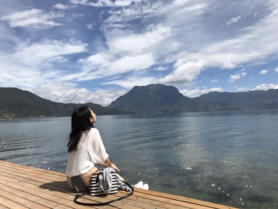 Hình ảnh gái xinh che mặt tạo nên sự bí ẩn và thu hút, khiến mỗi bức ảnh trở thành tác phẩm nghệ thuật. 