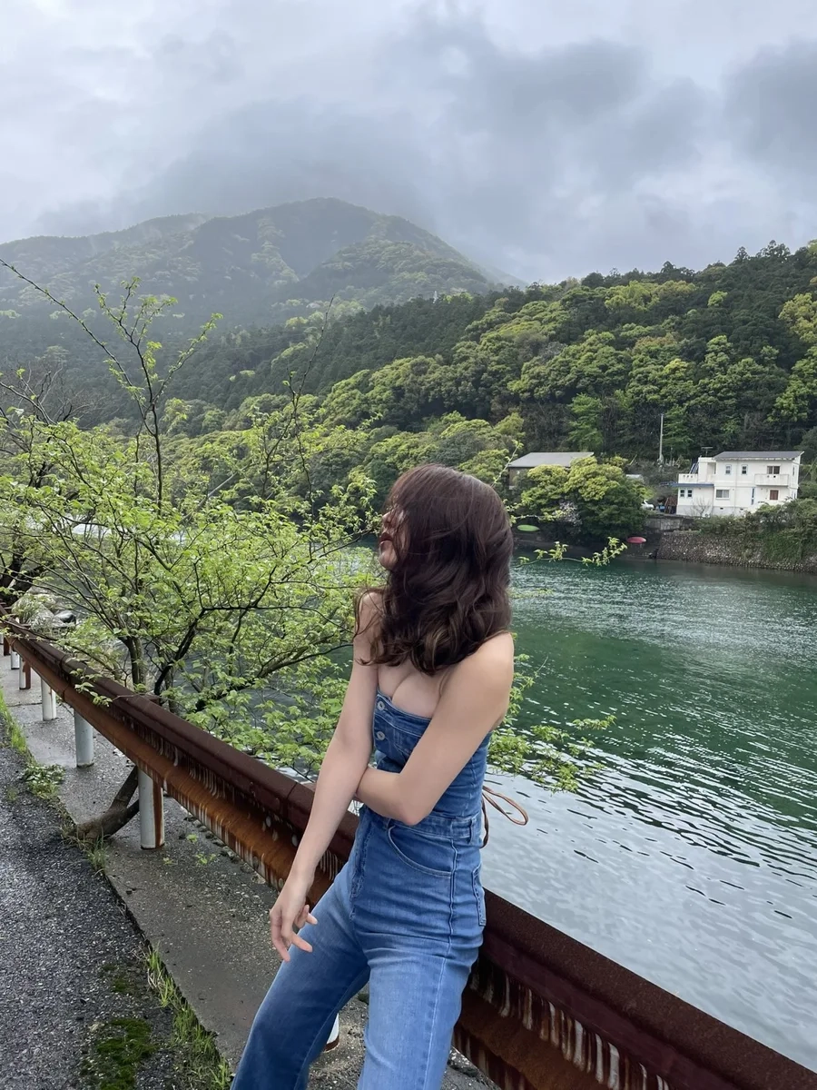 Hình ảnh gái xinh mặc váy ngắn khoe trọn đôi chân dài và nét đẹp thanh thoát. 