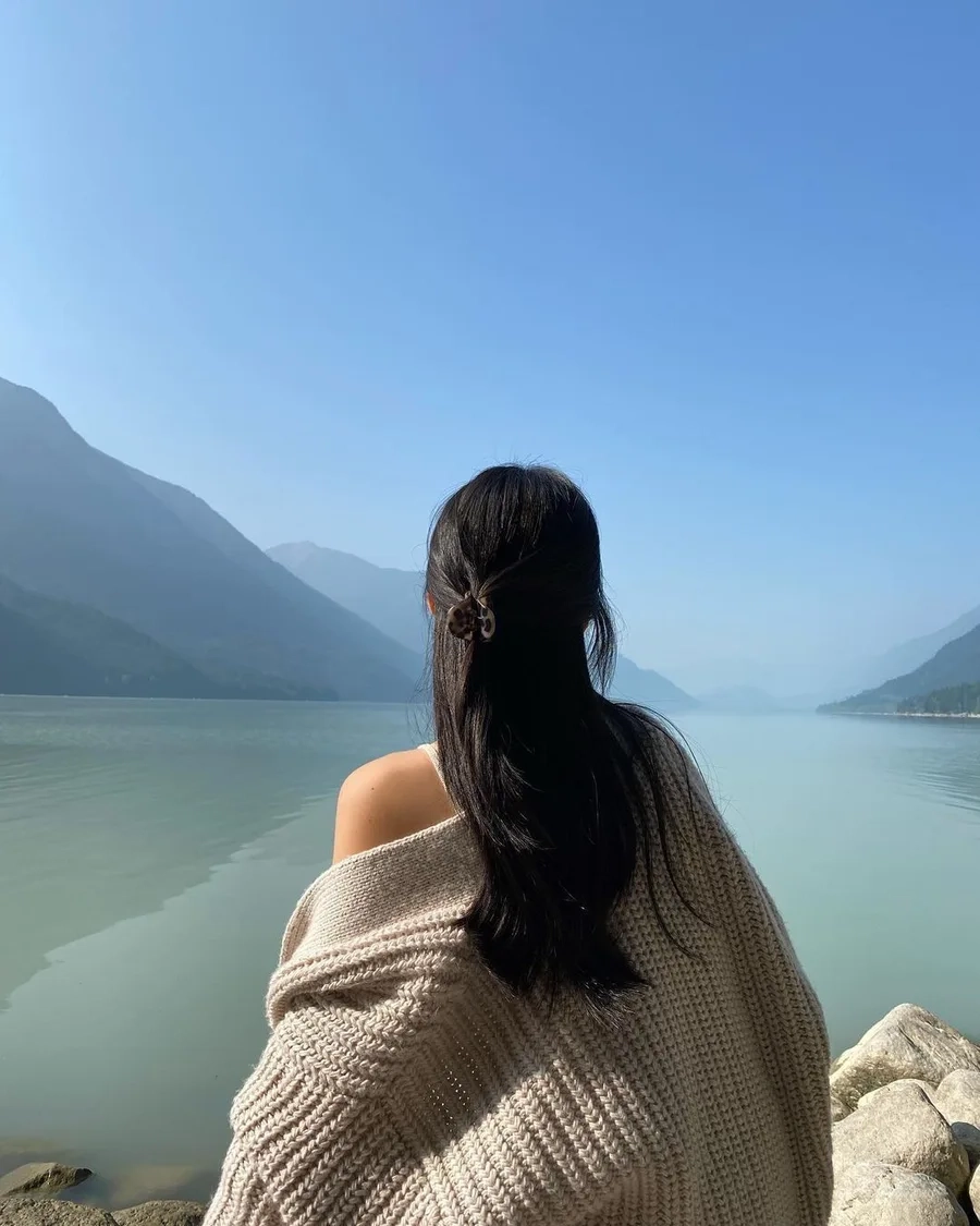 Ảnh gái xinh đeo kính tạo nên vẻ ngoài thông minh, đầy quyến rũ và cuốn hút. 