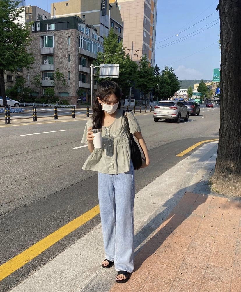 Hình nền gái cute là một lựa chọn tuyệt vời để làm đẹp cho màn hình điện thoại hoặc máy tính.