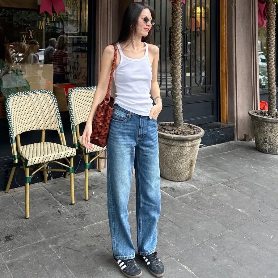 Gái xinh tóc dài đeo kính cute tôn lên nét dịu dàng, nữ tính và thông minh.