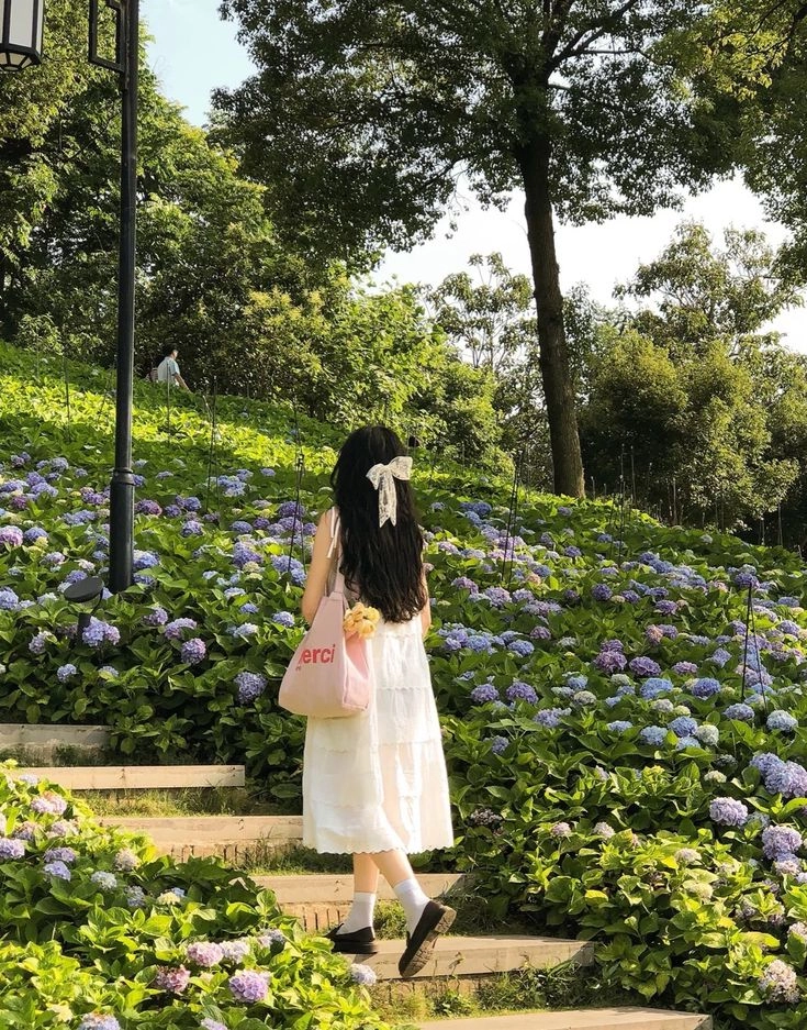 Gái đẹp chụp hình tại những địa điểm đầy màu sắc, tôn lên nét đẹp thuần khiết và quyến rũ. 