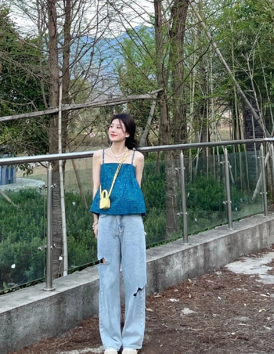 Gái xinh mặc áo dài live livestream tạo nên sự thu hút và tăng thêm phần quyến rũ cho các video trực tuyến.