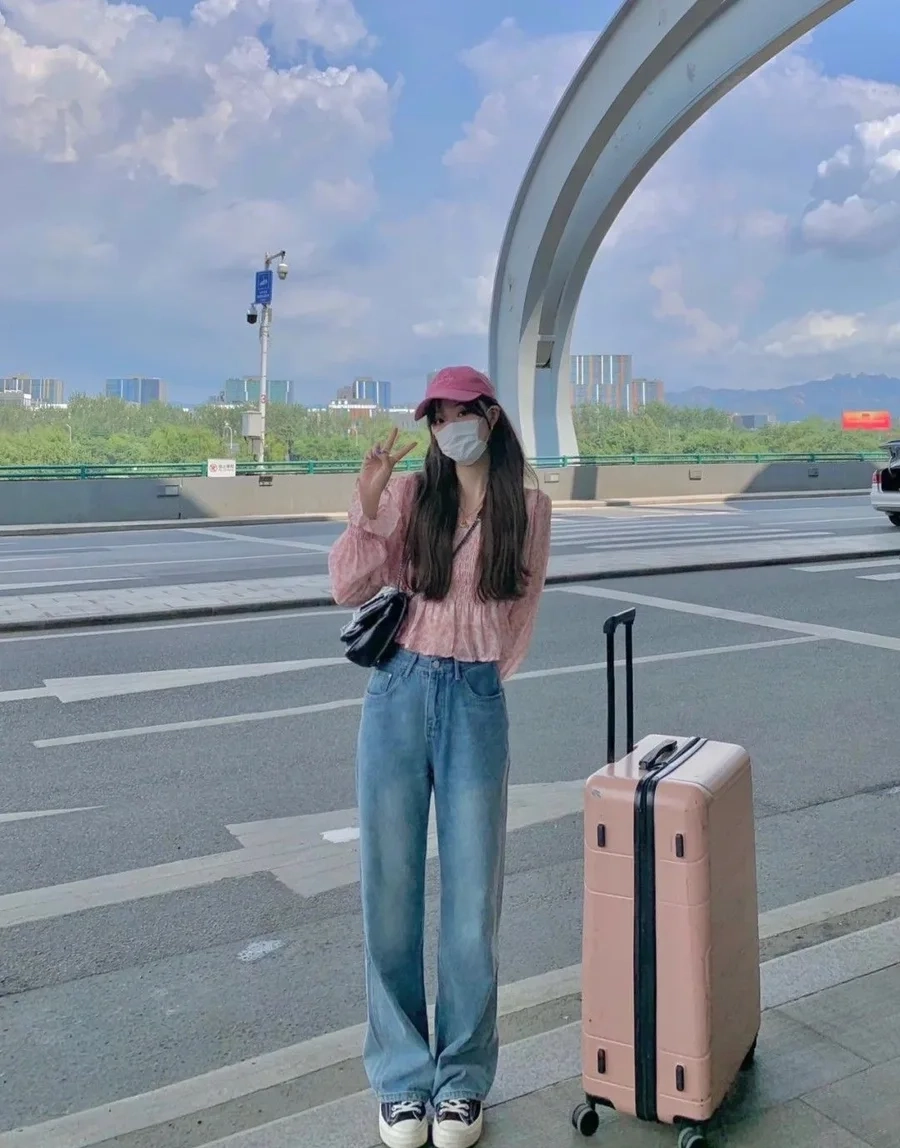 Gái xinh mặc áo dài live mang đến vẻ đẹp thanh lịch, đậm đà bản sắc văn hóa.