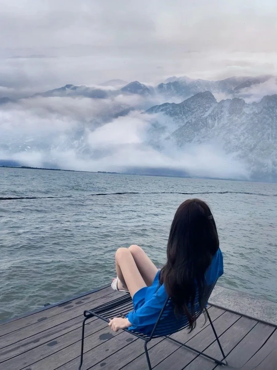 Con gái tóc ngắn đeo kính tạo vẻ ngoài đầy sự tinh tế, thu hút người nhìn từ cái nhìn đầu tiên. 