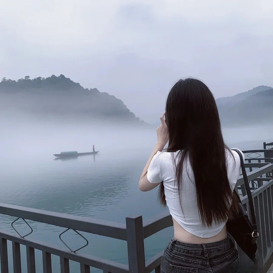 Ảnh gái xinh tóc ngắn ngang vai mang đến vẻ đẹp giản dị mà đầy cuốn hút. 