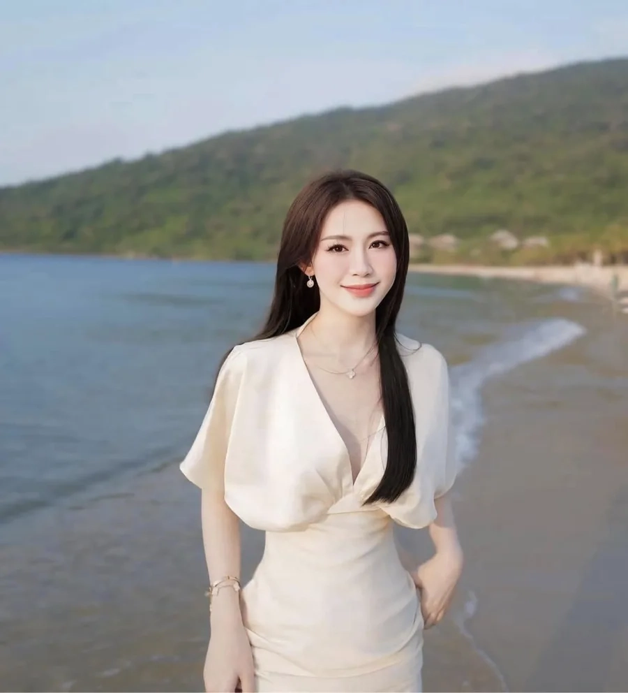 Ảnh gái dễ thương tóc ngắn đeo kính tạo ra vẻ ngoài thông minh và đầy sức hút. 