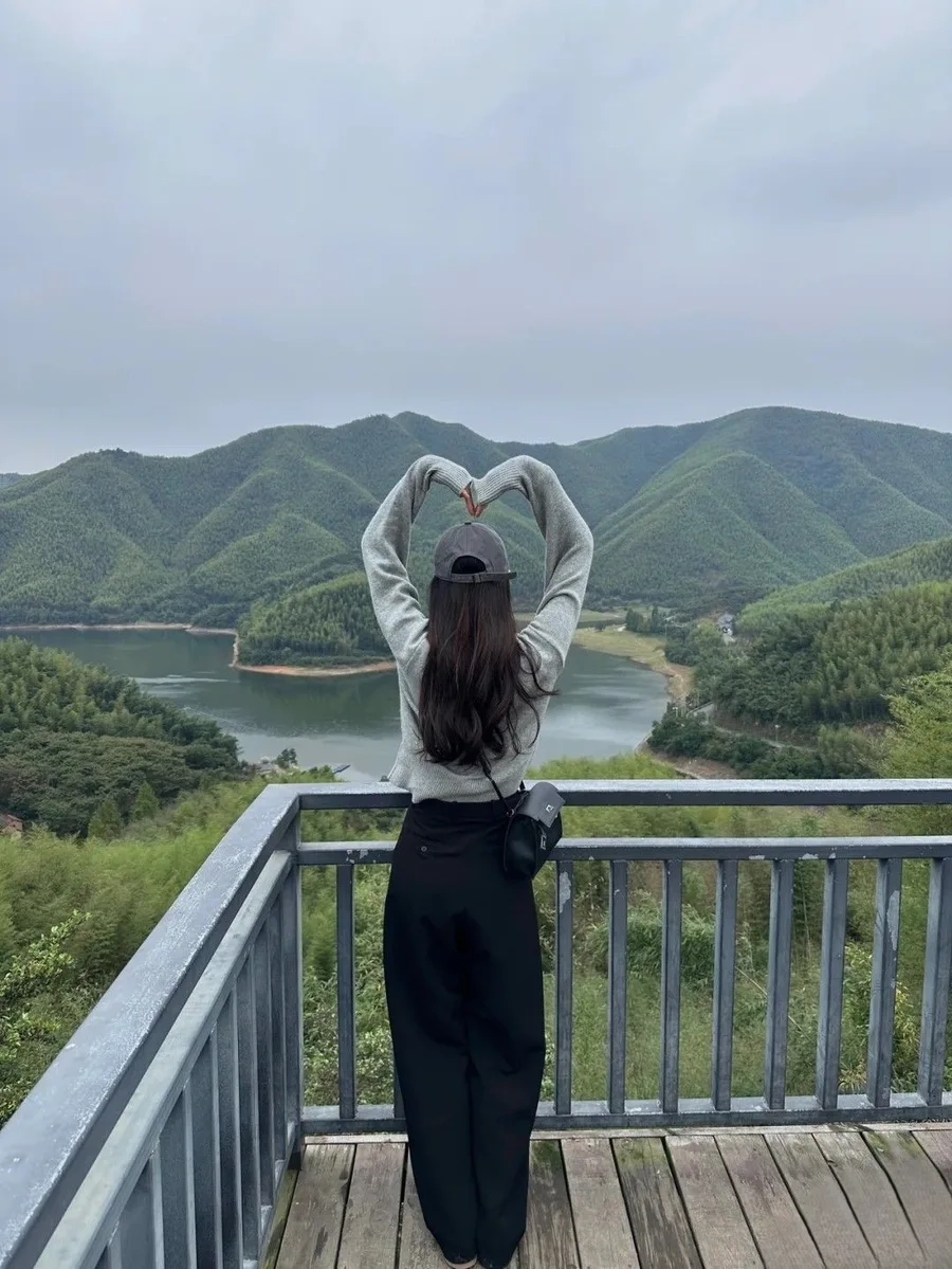 Gái xinh tóc ngắn đeo kính cute tạo nên vẻ dễ thương và tinh tế không thể rời mắt. 