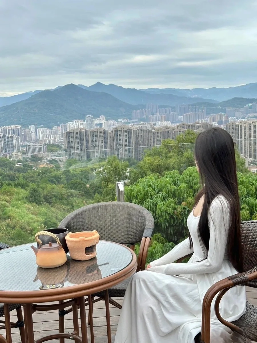Gái xinh tóc ngắn đeo kính mang đến phong cách độc đáo, làm nổi bật vẻ đẹp thu hút. 
