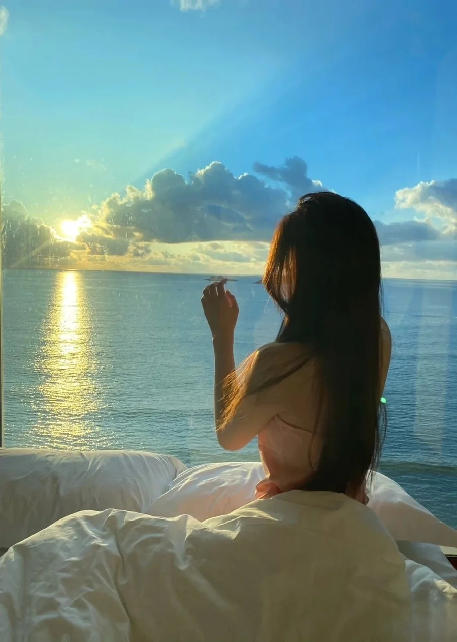 Ảnh gái xinh tóc ngắn đeo kính mặc bikini tôn lên vẻ đẹp khỏe khoắn và quyến rũ. 